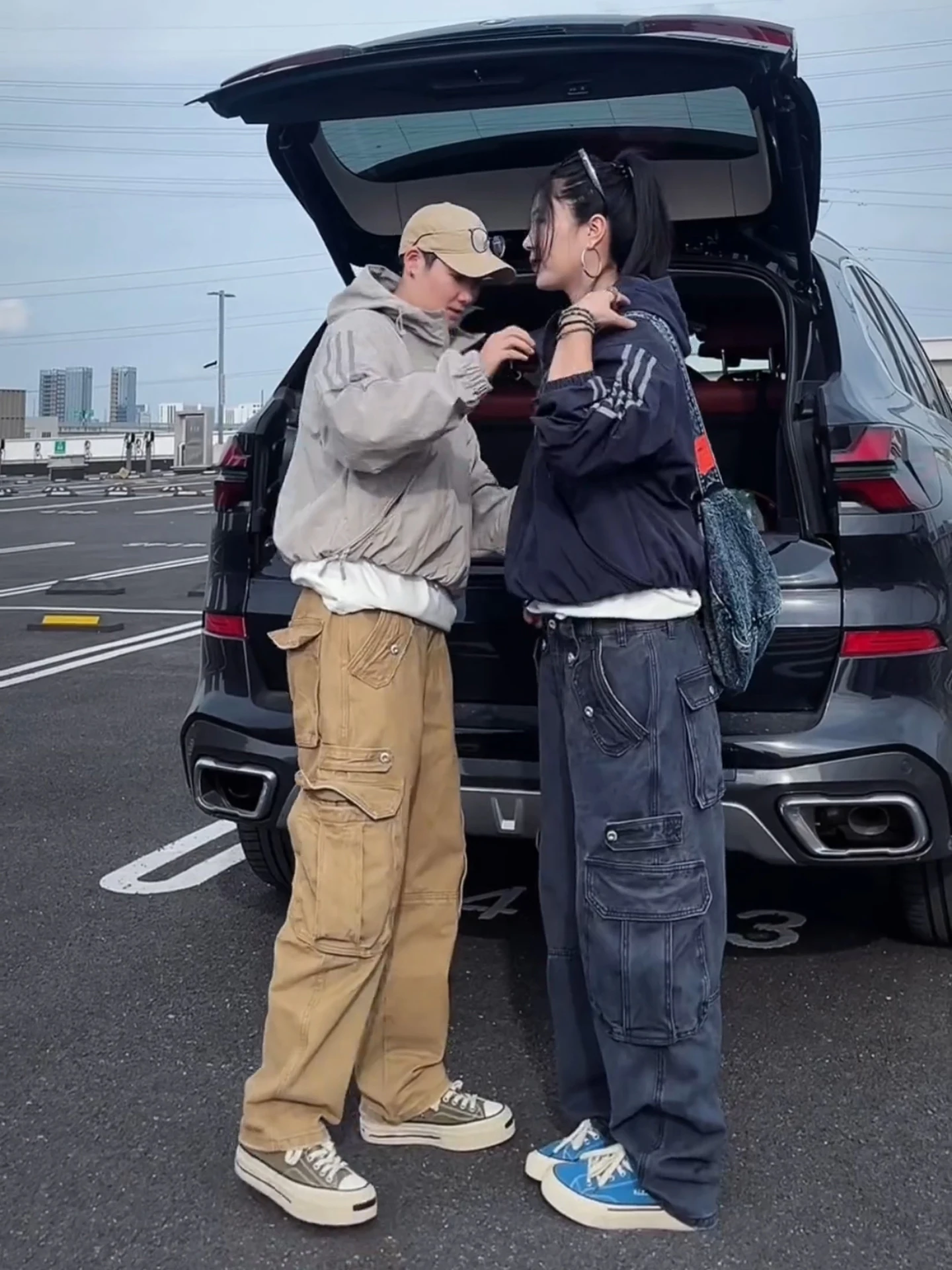 Ретро-брюки в американском стиле, свободного кроя, в стиле милитари, унисекс, повседневные, с множеством карманов, из микрофлиса.
Ретро-брюки в американском стиле, свободного кроя, в стиле милитари, унисекс, повседневные, с множеством карманов, из микрофлиса.