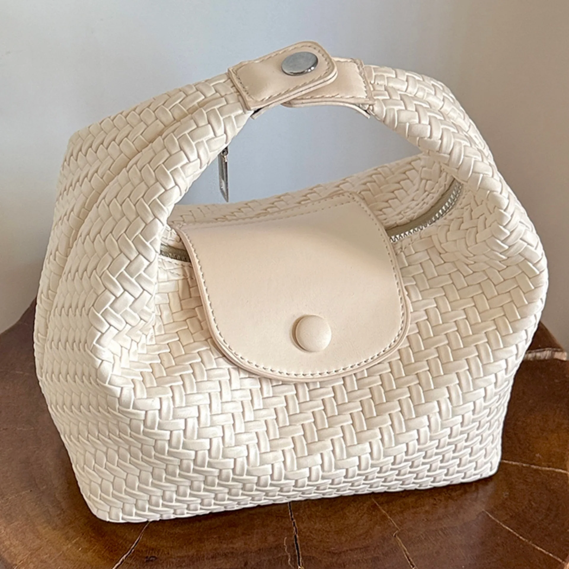 Woven shoulder bag, simple niche commuter underarm handbag
Woven shoulder bag, simple niche commuter underarm handbag
