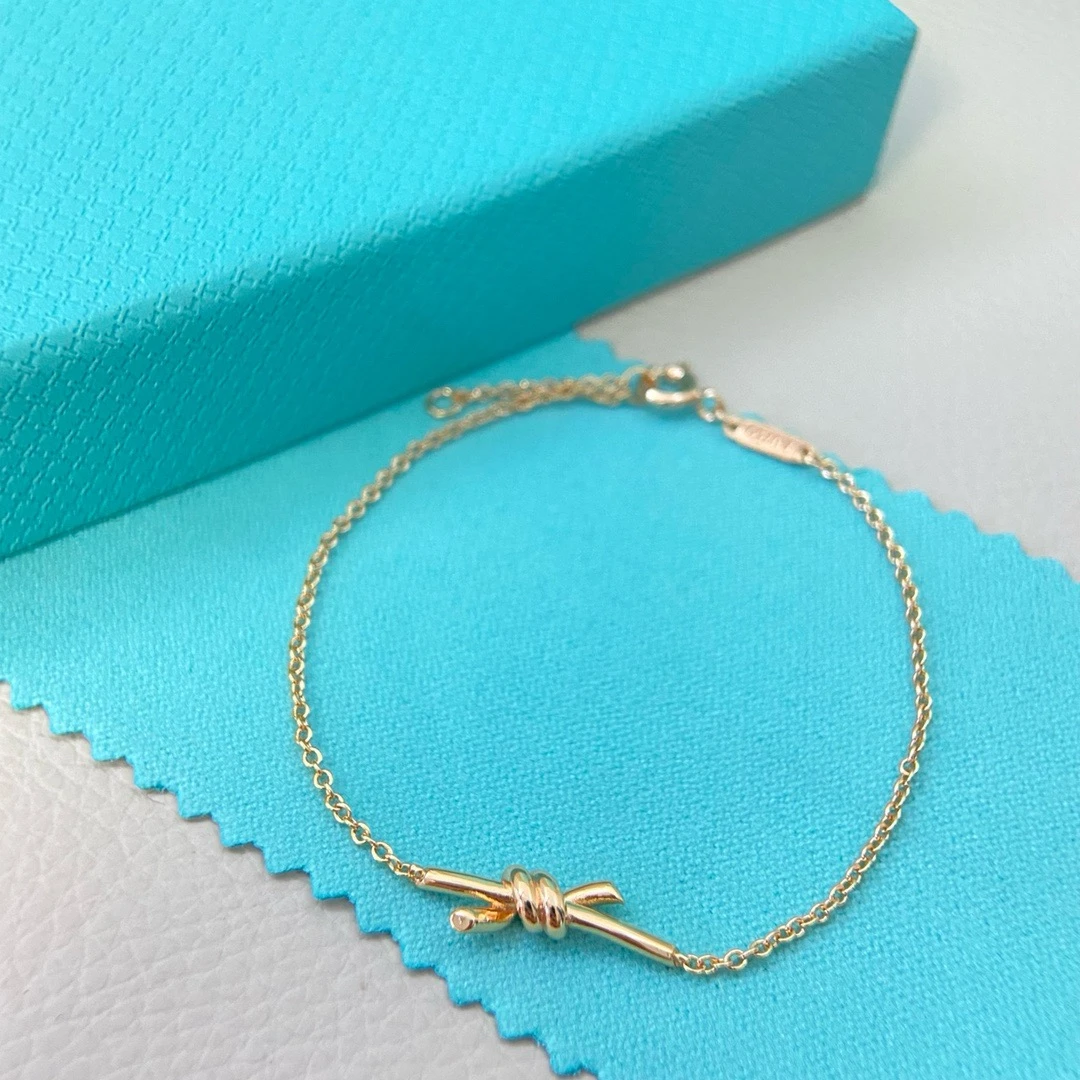 The 2025 new T high-end mini smooth twist rope bracelet is a personalized, fashionable, versatile and luxurious high-end bracele
The 2025 new T high-end mini smooth twist rope bracelet is a personalized, fashionable, versatile and luxurious high-end bracele