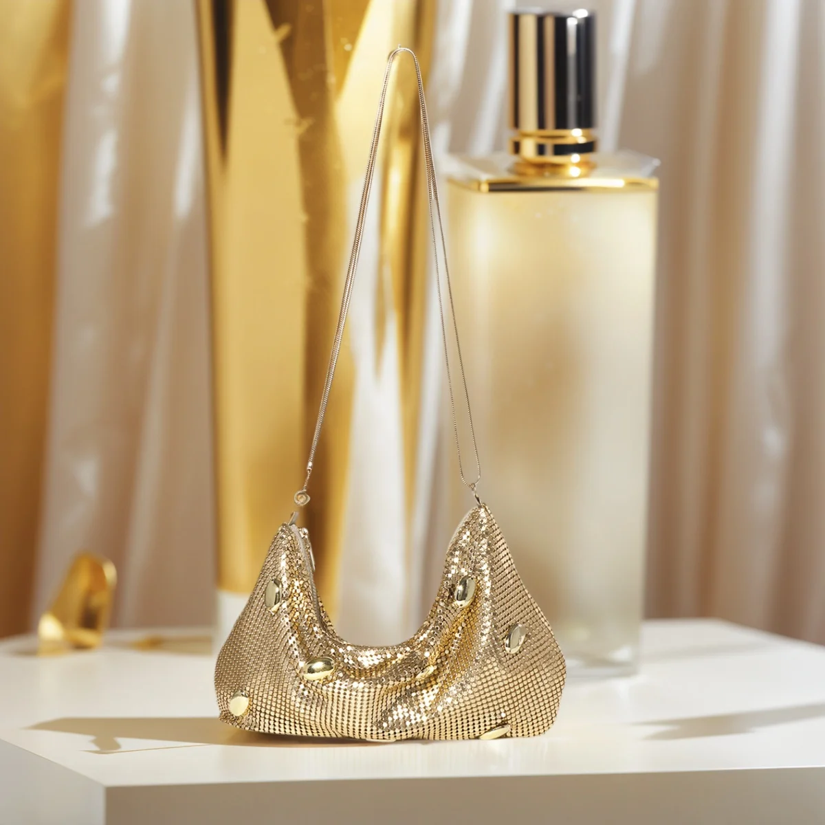 Роскошная золотая ручка из алюминиевого сплава, элегантная вечерняя сумка через плечо с цепочкой на плечо для банкетов, женский кошелек
Роскошная золотая ручка из алюминиевого сплава, элегантная вечерняя сумка через плечо с цепочкой на плечо для банкетов, женский кошелек