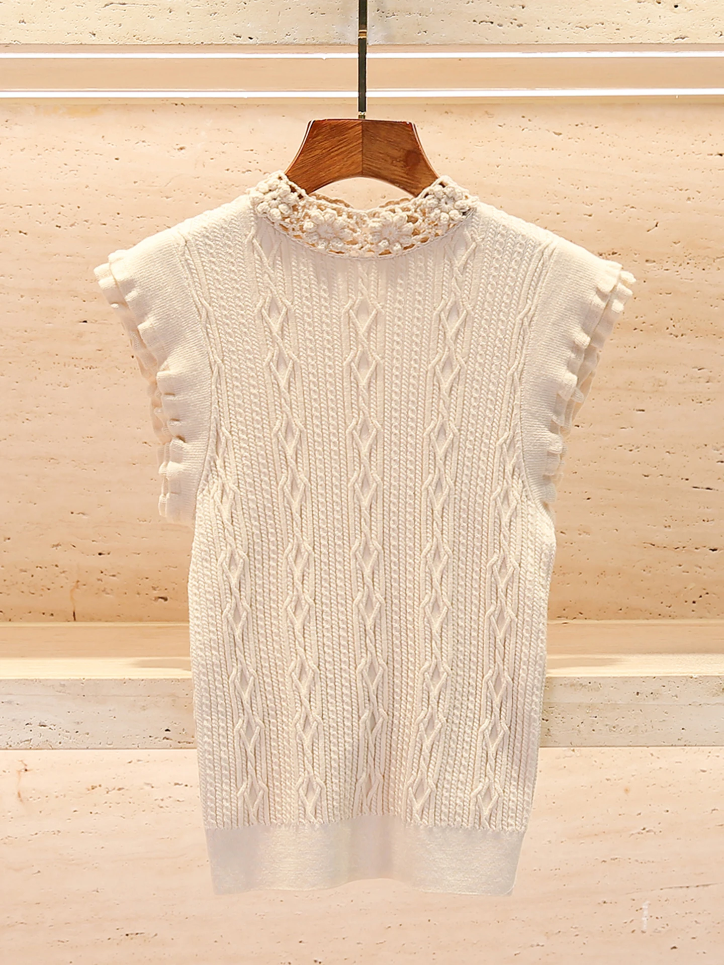 High-End Knitted Vest Top with Hook Flowers And Stand Collar in Spring Summer Collection Elegant Commuter Style Ladieswear
High-End Knitted Vest Top with Hook Flowers And Stand Collar in Spring Summer Collection Elegant Commuter Style Ladieswear