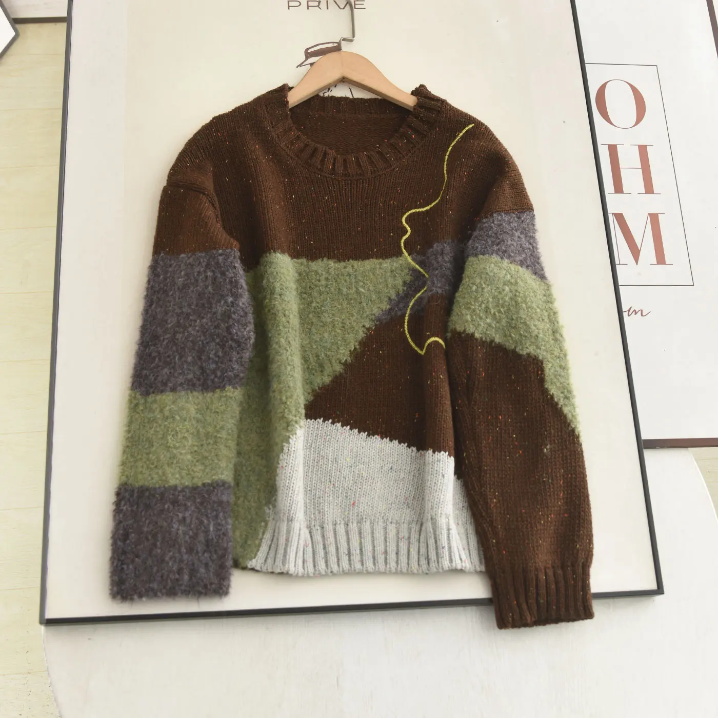 Осенне-зимний вязаный свитер с круглым вырезом, комбинированным дизайном, свободного кроя, стройнящий, универсальный, женский, с длинными рукавами, модный
Осенне-зимний вязаный свитер с круглым вырезом, комбинированным дизайном, свободного кроя, стройнящий, универсальный, женский, с длинными рукавами, модный