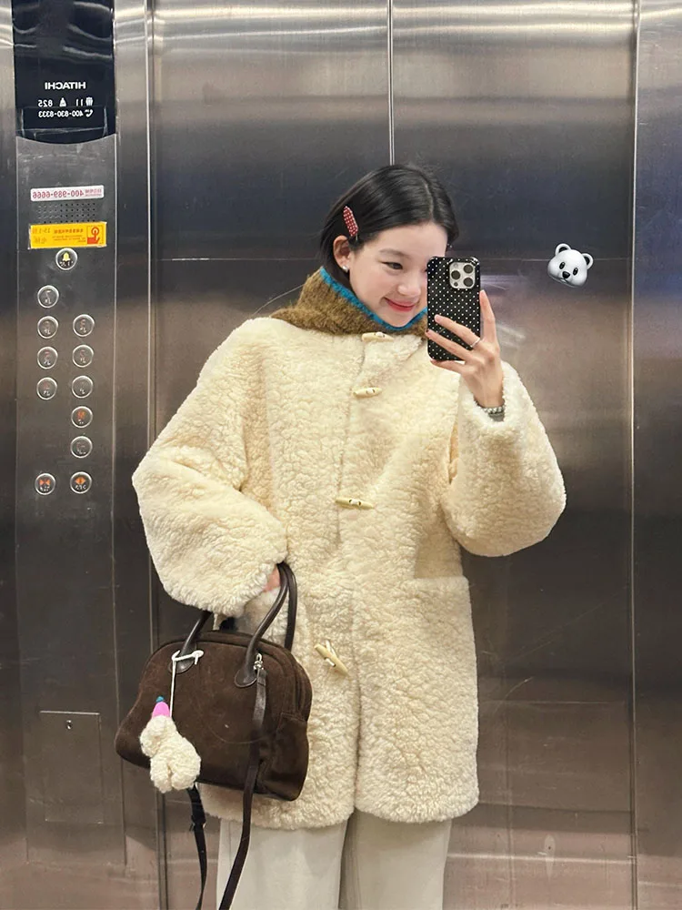 Повседневная женская куртка средней длины из искусственного меха и кожи, теплая зимняя верхняя одежда для женщин
Повседневная женская куртка средней длины из искусственного меха и кожи, теплая зимняя верхняя одежда для женщин