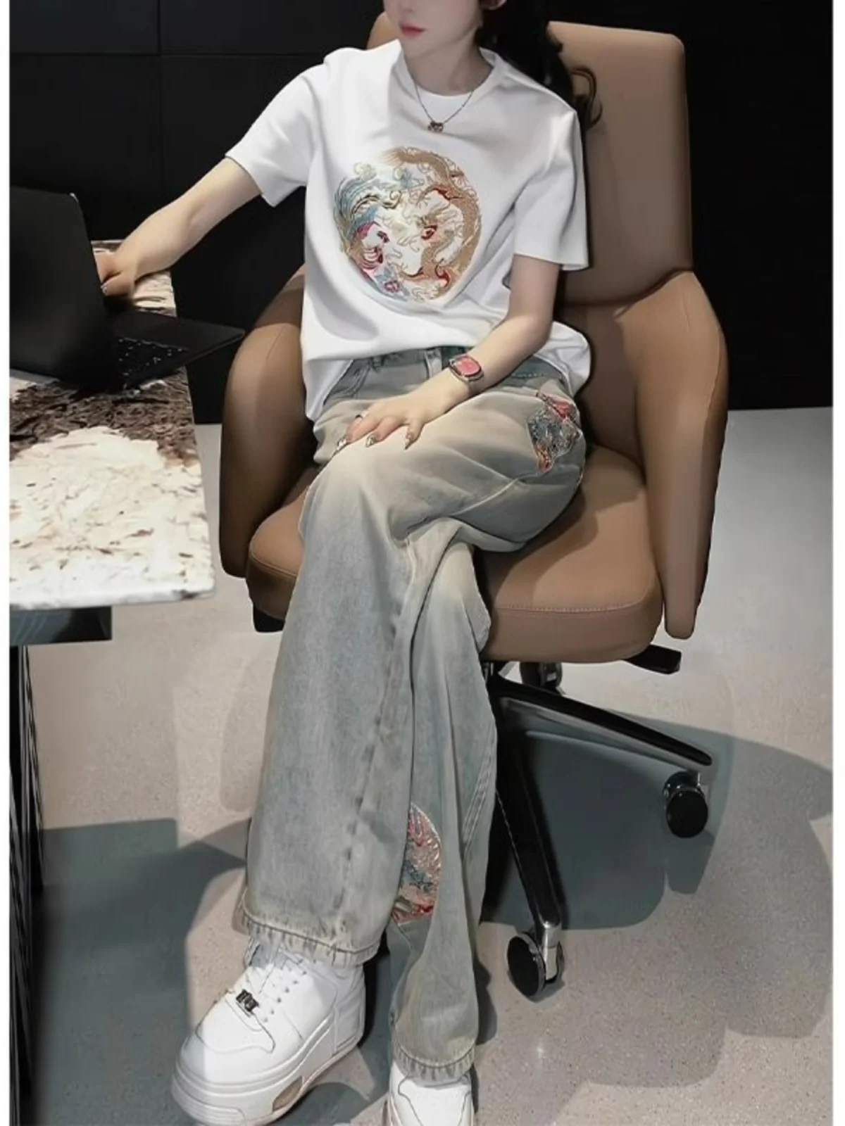 Elegant Chinese Style Embroidered High Waist Straight Leg Jeans Women's Slim Fit Floor Length Pants Spring Summer Fashion
Elegant Chinese Style Embroidered High Waist Straight Leg Jeans Women's Slim Fit Floor Length Pants Spring Summer Fashion