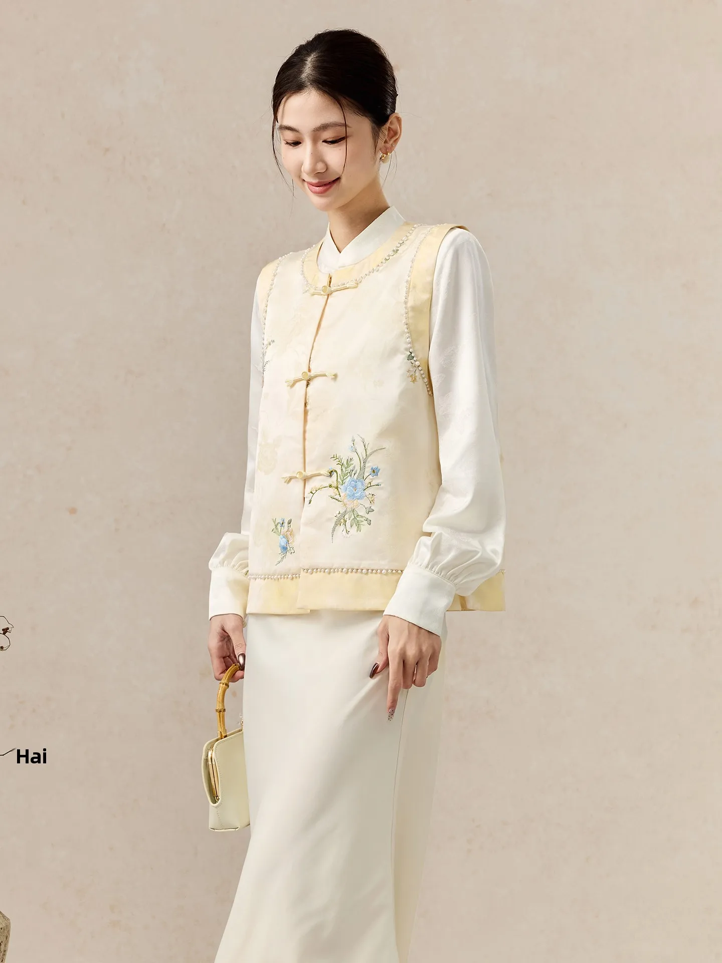 New Chinese Sle Embroidered Women's Vest Winter Faionable High-End Feel National Trend Button oulder Pad Top
New Chinese Sle Embroidered Women's Vest Winter Faionable High-End Feel National Trend Button oulder Pad Top