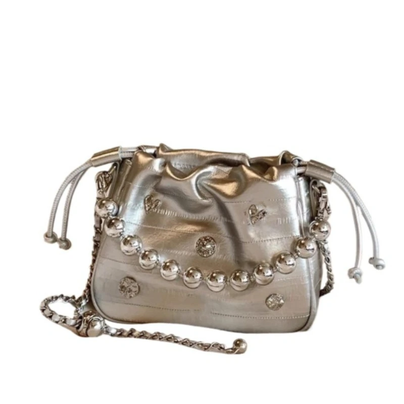 Niche Silver Bag Design Fashionable Bucket 2026 New Commuter Summer Chain Shoulder Messenger Bag Temperament Commuting Handbags
Niche Silver Bag Design Fashionable Bucket 2026 New Commuter Summer Chain Shoulder Messenger Bag Temperament Commuting Handbags