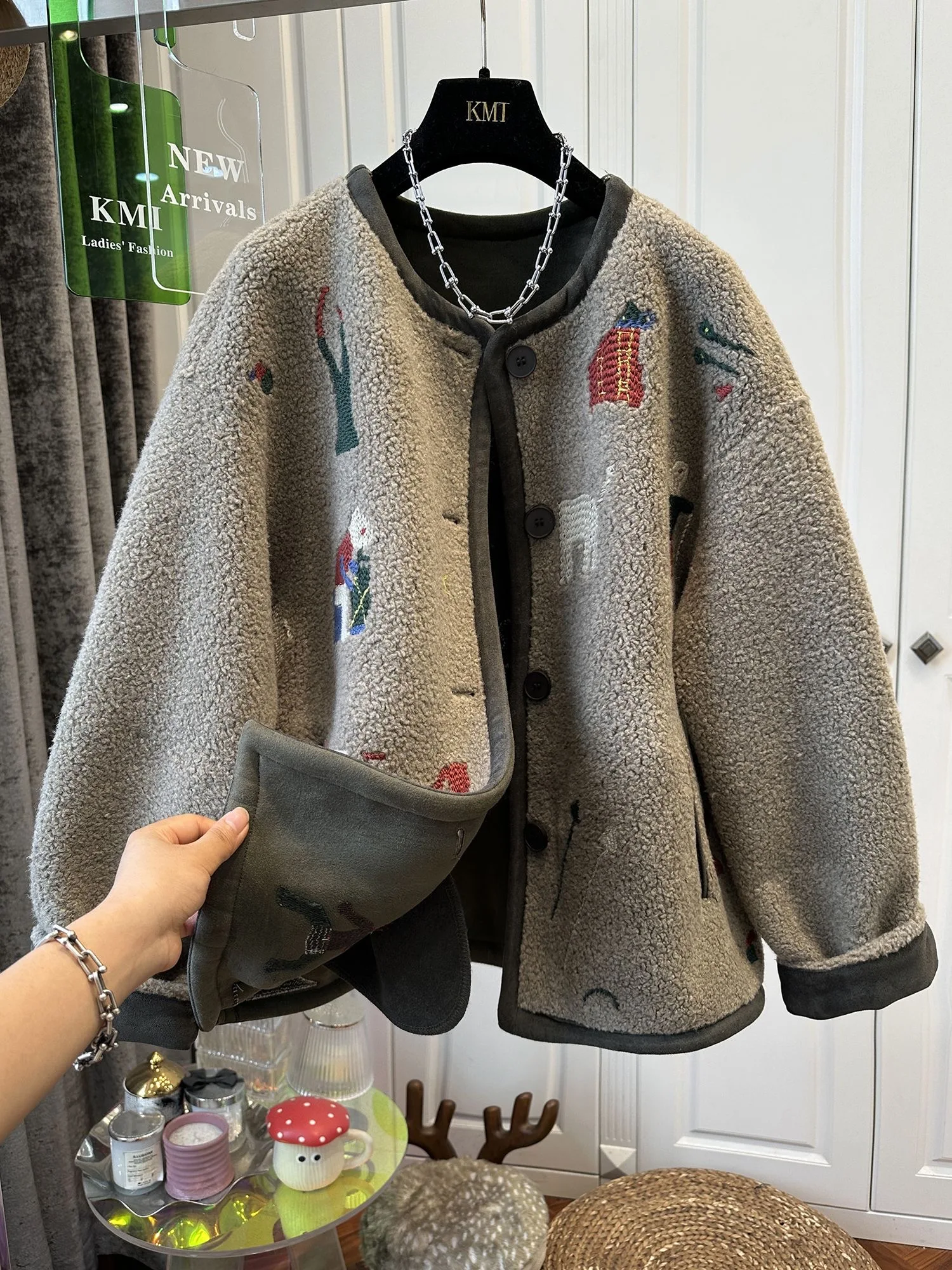 Ladies' Loose Fit round Neck Single Button Woolen Coat 2026 Winter Style Fur And Leather Integrated Plant Floral Print Anti-A...
Ladies' Loose Fit round Neck Single Button Woolen Coat 2026 Winter Style Fur And Leather Integrated Plant Floral Print Anti-A...