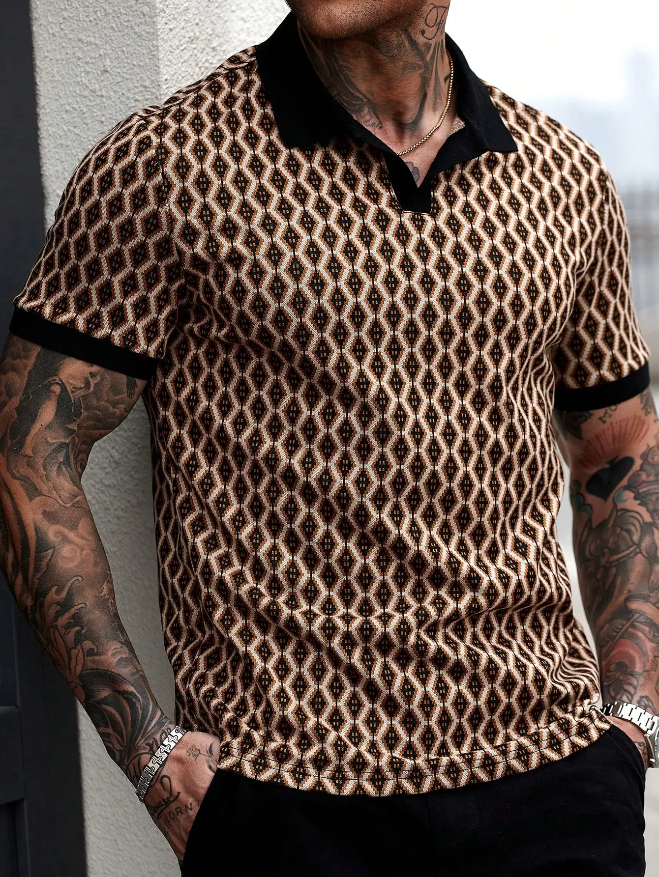 Мужская рубашка-поло с геометрическим жаккардовым узором, контрастным воротником и манжетами
Мужская рубашка-поло с геометрическим жаккардовым узором, контрастным воротником и манжетами