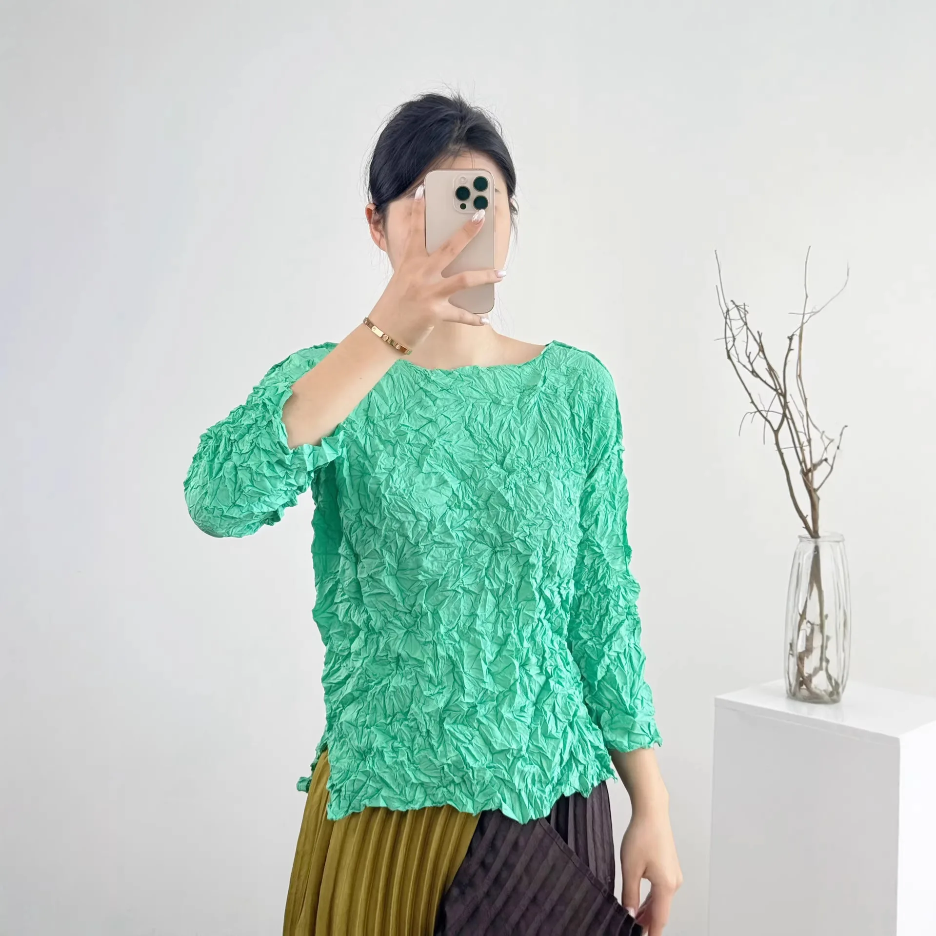 Miyake Casual Pleated Women's T-shirt Solid Color Long-Sleeved Slim-Fit Round-neck Side Split Top 2026 Spring New Fashion
Miyake Casual Pleated Women's T-shirt Solid Color Long-Sleeved Slim-Fit Round-neck Side Split Top 2026 Spring New Fashion