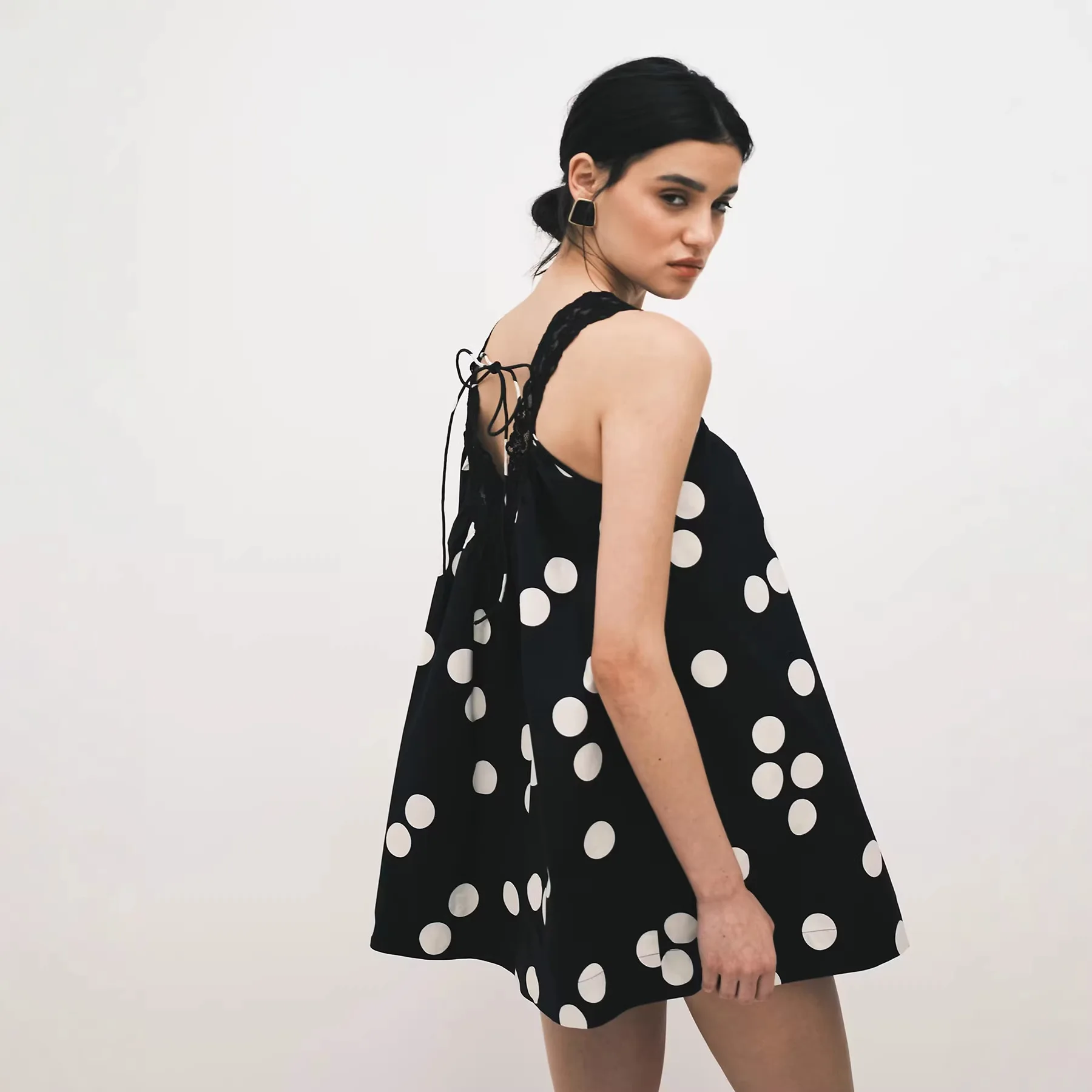 Vintage Polka Dot Dress Women's Summer Niche Design Sense Sexy Backless Lace Stitching Charming Suspender Skirt
Vintage Polka Dot Dress Women's Summer Niche Design Sense Sexy Backless Lace Stitching Charming Suspender Skirt