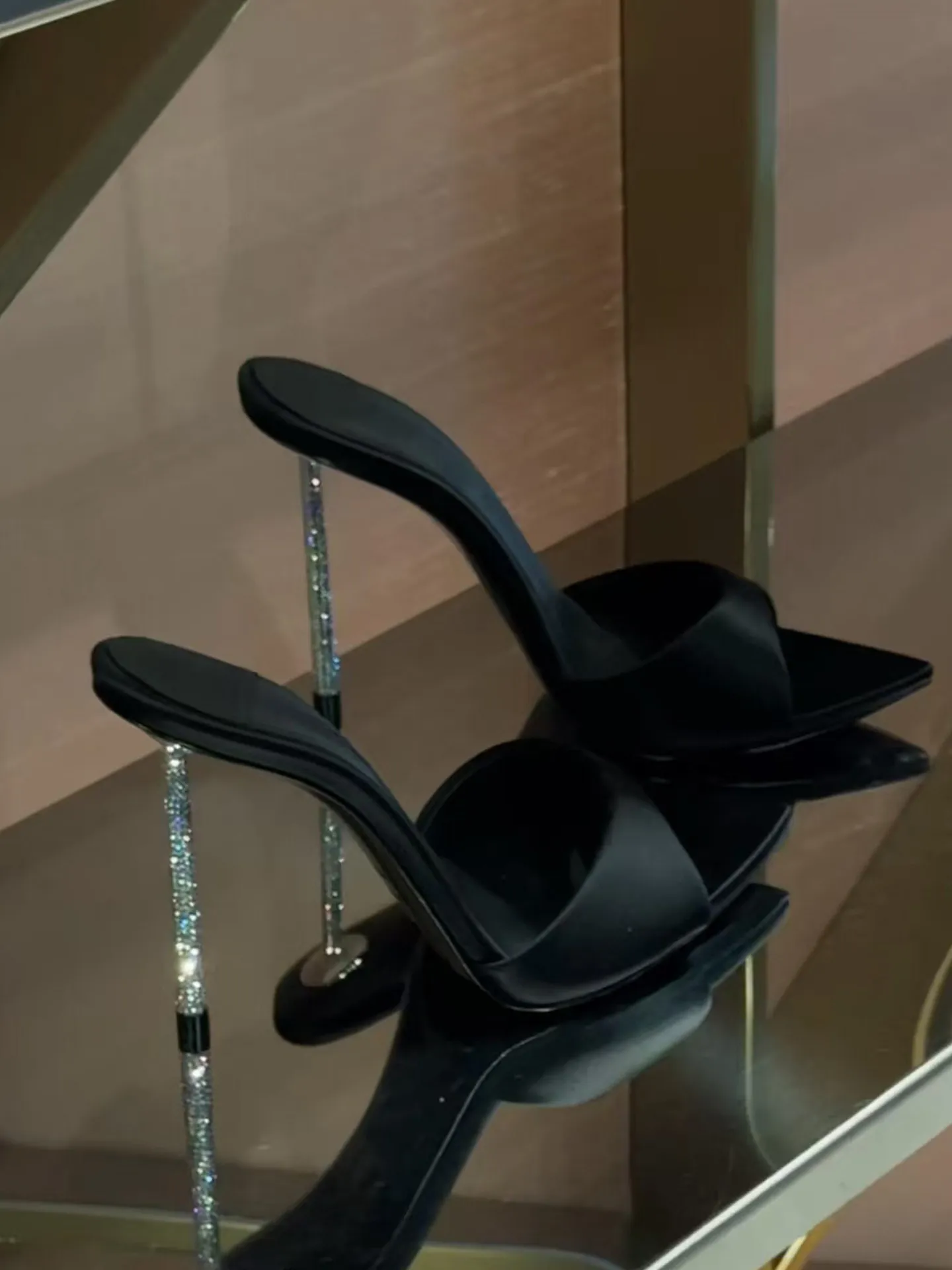2026 new summer water diamond niche design high-heeled shoes with feminine temperament, slim heels, pointed sandals
2026 new summer water diamond niche design high-heeled shoes with feminine temperament, slim heels, pointed sandals