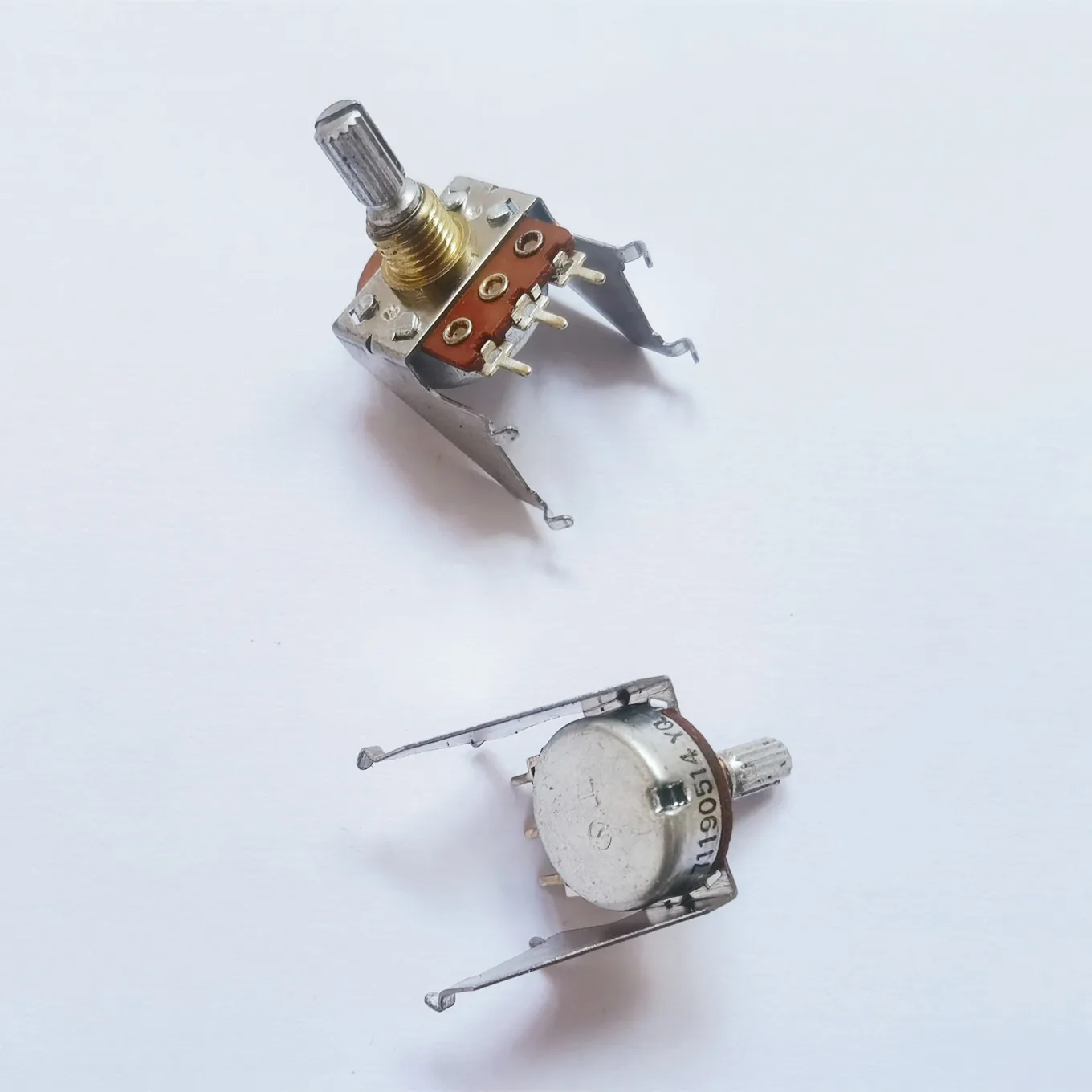 Original new 100% import 161 Type horizontal single potentiometer B20K A250K A1M handle 15MM axis diameter 5MM (SWITCH)
Original new 100% import 161 Type horizontal single potentiometer B20K A250K A1M handle 15MM axis diameter 5MM (SWITCH)