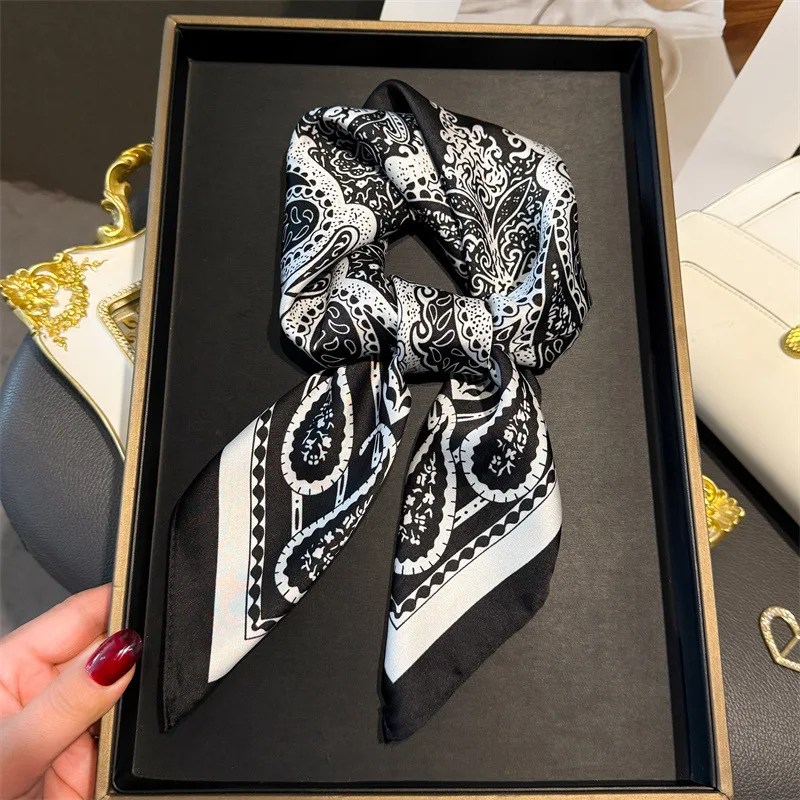 Scarf Printed Scarf Versatile Small Square Scarf Professional Headscarf Neck Protection French Retro Simulation Silk Scarf Scarf
Scarf Printed Scarf Versatile Small Square Scarf Professional Headscarf Neck Protection French Retro Simulation Silk Scarf Scarf