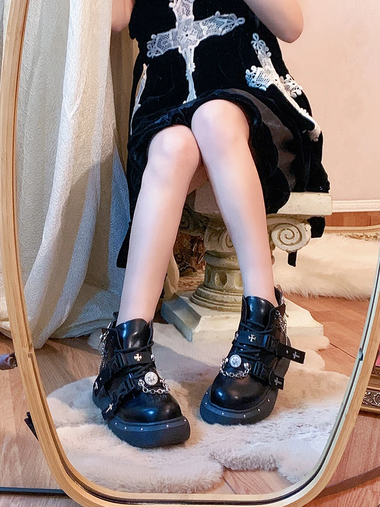 Оригинальные женские короткие сапоги Pinkyo в темном готическом стиле на толстой подошве, новинка 2021 года, новые универсальные короткие сапоги в стиле Лолиты с цепочкой
Оригинальные женские короткие сапоги Pinkyo в темном готическом стиле на толстой подошве, новинка 2021 года, новые универсальные короткие сапоги в стиле Лолиты с цепочкой