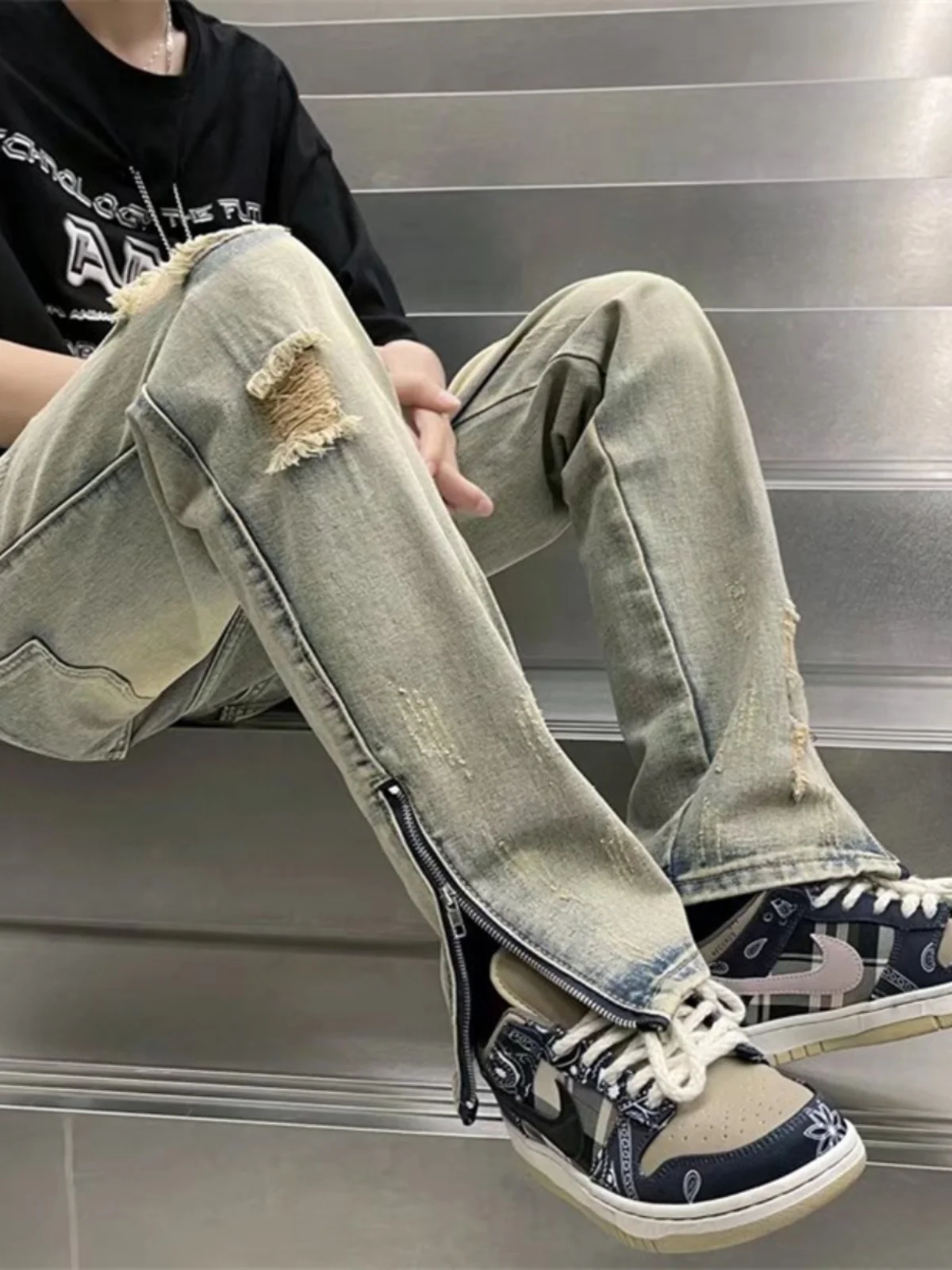 Модные мужские джинсы в американском стиле, прямые джинсы с разрезом на молнии, слегка расклешенные, повседневная одежда, осенний сезон
Модные мужские джинсы в американском стиле, прямые джинсы с разрезом на молнии, слегка расклешенные, повседневная одежда, осенний сезон