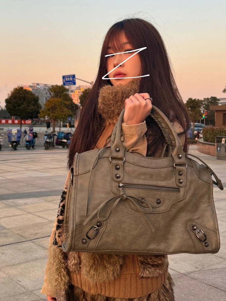 Осень-зима, новая мотоциклетная замшевая сумка Sle, большая сумка на одно плечо, сумка для подмышек, сумка для отдыха с мягкой ручкой
Осень-зима, новая мотоциклетная замшевая сумка Sle, большая сумка на одно плечо, сумка для подмышек, сумка для отдыха с мягкой ручкой