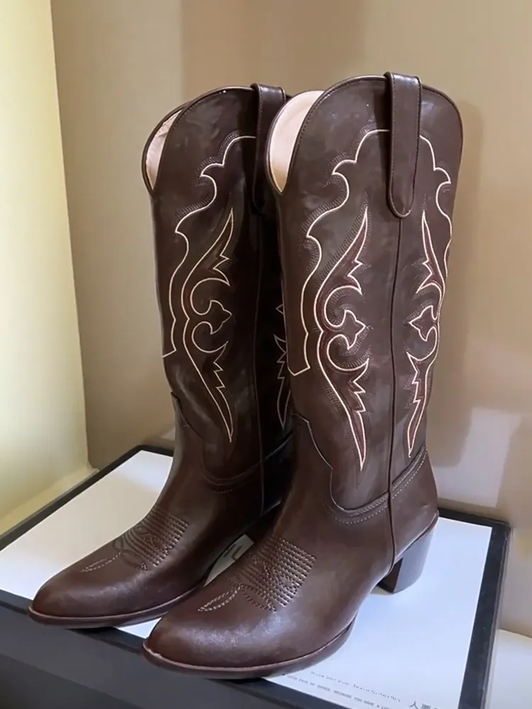Retro Embroidered Western Cowboy Boots High Heel Slimming Fashionable Women's Leather Knight Boots Increased Height Boots
Retro Embroidered Western Cowboy Boots High Heel Slimming Fashionable Women's Leather Knight Boots Increased Height Boots