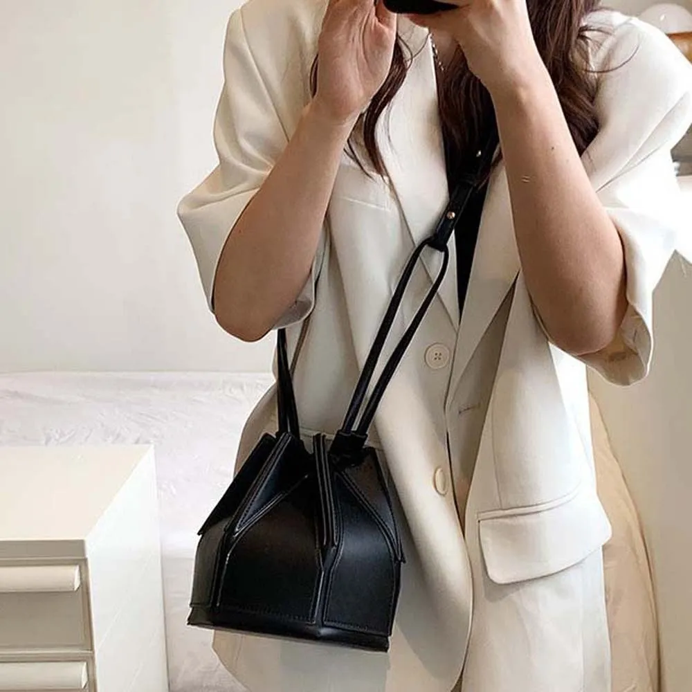 Versatile Lady Foldable Messenger Bag Contrast Color Personalized Design Folding Bucket Handbag Polyester Large Capacity
Versatile Lady Foldable Messenger Bag Contrast Color Personalized Design Folding Bucket Handbag Polyester Large Capacity