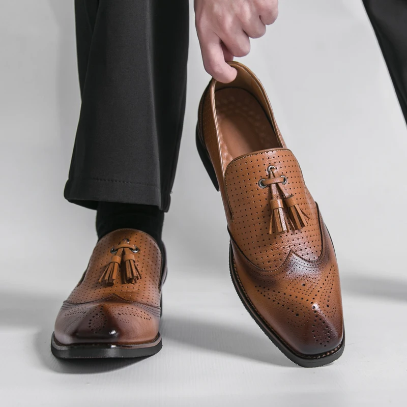 Brand Spring New Men's Carved Hollow Business Block Shoes Korean Edition Fashion Pointed Tassel Comfortable Casual Leather Shoes
Brand Spring New Men's Carved Hollow Business Block Shoes Korean Edition Fashion Pointed Tassel Comfortable Casual Leather Shoes