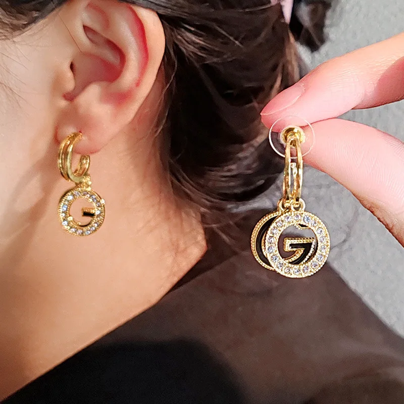 French-style Letter Earrings with Feminine Charm, 2025 New Hit, Niche Design, High-end Wedding Party Stud Earrings
French-style Letter Earrings with Feminine Charm, 2025 New Hit, Niche Design, High-end Wedding Party Stud Earrings