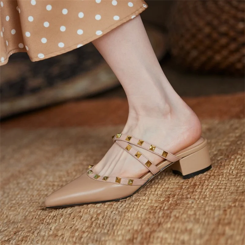Pointed Toe Rivet Strap Flats Soft Sole Slippers Slingback Sandals Thick Heel Mules Elegant Fashion Shoes for Women
Pointed Toe Rivet Strap Flats Soft Sole Slippers Slingback Sandals Thick Heel Mules Elegant Fashion Shoes for Women