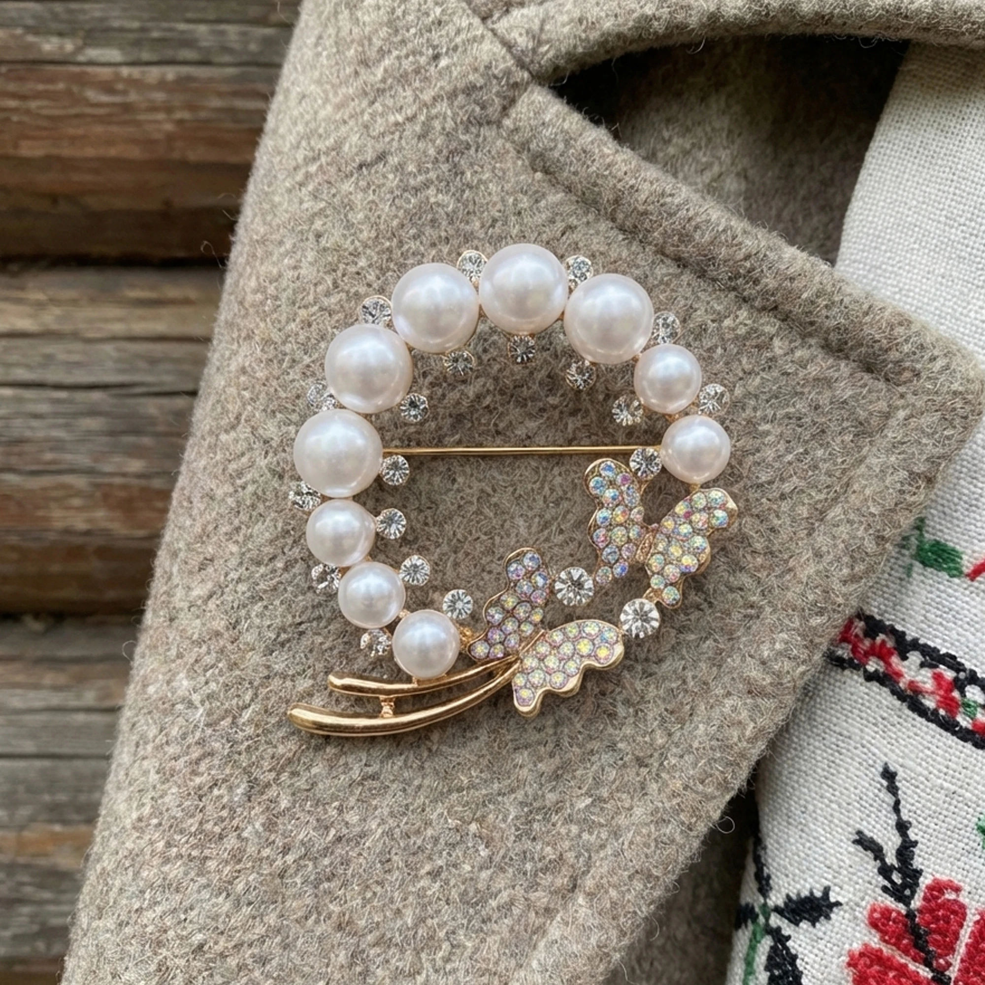 Elegance Pearl Bow Brooches for Women Unisex Rhinestone Round Pins Friend Event Party New Gifts Jewelry Decoration Accessories
Elegance Pearl Bow Brooches for Women Unisex Rhinestone Round Pins Friend Event Party New Gifts Jewelry Decoration Accessories
