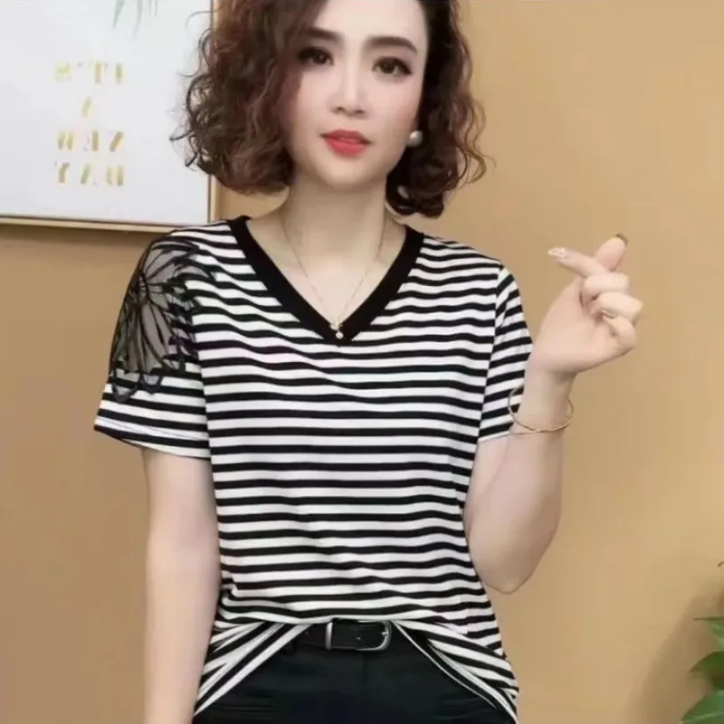 Women's Striped V-neck T-shirt Short Sleeve Mesh Floral Patchwork Casual Summer Tops
Women's Striped V-neck T-shirt Short Sleeve Mesh Floral Patchwork Casual Summer Tops