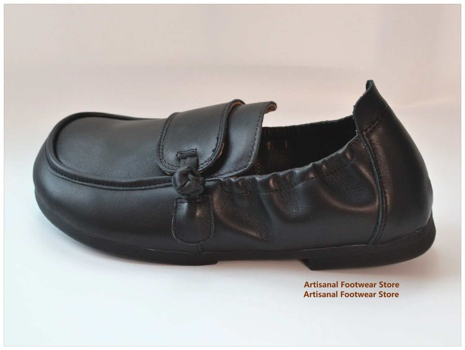 Black Soft Leather Slip-On Loafers Wide Round Toe Chinese Knot Flat Sole Casual Shoes Trendy Handmade Luxury Men's Shoes
Black Soft Leather Slip-On Loafers Wide Round Toe Chinese Knot Flat Sole Casual Shoes Trendy Handmade Luxury Men's Shoes