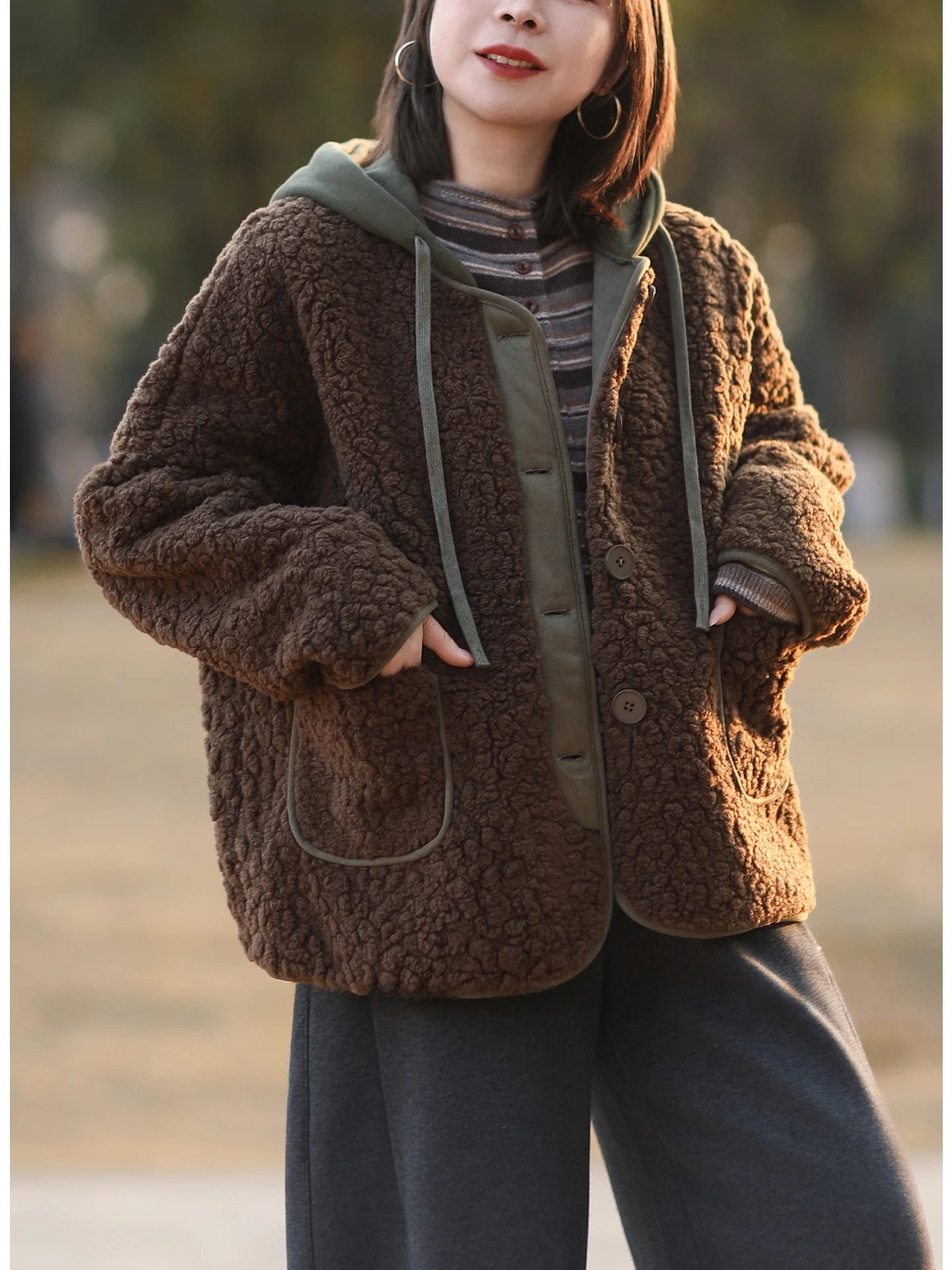 Женское зимнее пальто свободного кроя из овечьей шерсти в корейском стиле с капюшоном, цветными блоками, длинными рукавами и застежкой на пуговицах
Женское зимнее пальто свободного кроя из овечьей шерсти в корейском стиле с капюшоном, цветными блоками, длинными рукавами и застежкой на пуговицах