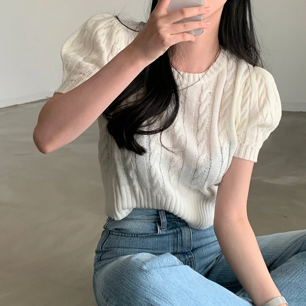 Retro Style Women's Knitted Ice Silk Short Sleeve Top with Bubble Sleeves And Twist Design Chic Back Button Detail Summer Fas...
Retro Style Women's Knitted Ice Silk Short Sleeve Top with Bubble Sleeves And Twist Design Chic Back Button Detail Summer Fas...