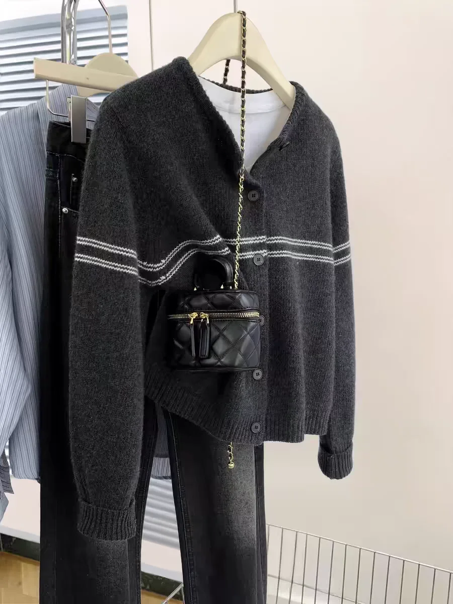 Women's Autumn Winter round Neck Cashmere Cardigan Loose Fit Korean Style Thin Color Match Short Knitted Soft Waxy Sweater
Women's Autumn Winter round Neck Cashmere Cardigan Loose Fit Korean Style Thin Color Match Short Knitted Soft Waxy Sweater