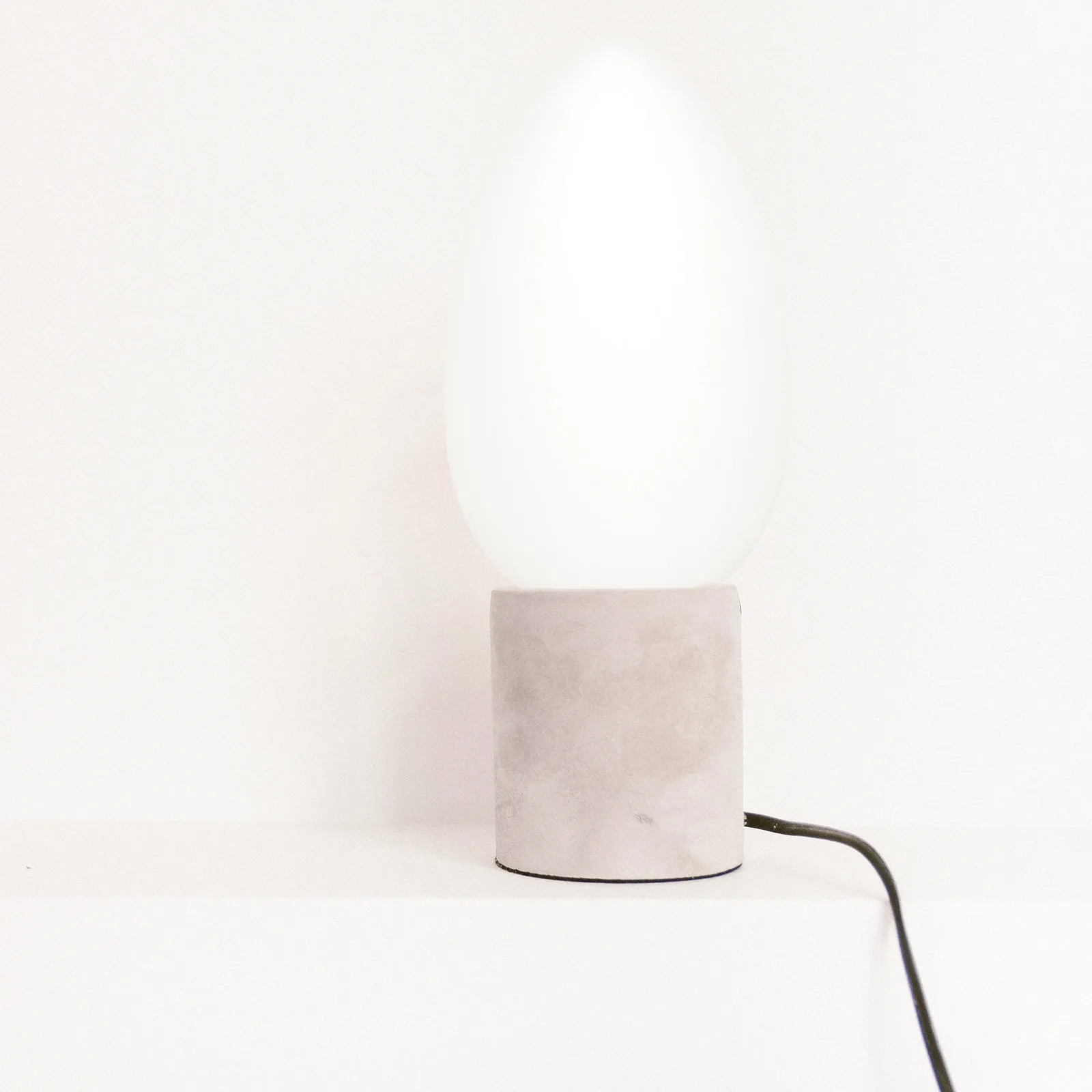 Подвесной абажур из матового стекла: Декоративный аксессуар для интерьерного освещения, создающий теплую и элегантную атмосферу, креативное украшение для комнаты
Подвесной абажур из матового стекла: Декоративный аксессуар для интерьерного освещения, создающий теплую и элегантную атмосферу, креативное украшение для комнаты