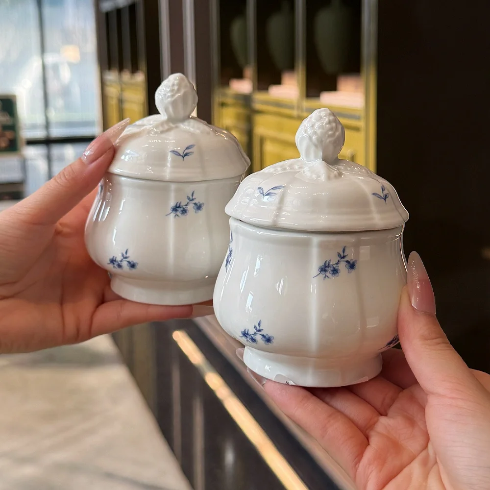 Attractive Ceramic Sugar Bowl with Lid English Style Coffee Sugar Canister Rectangle Sugar Cube White Sugar Pot for Restaurant
Attractive Ceramic Sugar Bowl with Lid English Style Coffee Sugar Canister Rectangle Sugar Cube White Sugar Pot for Restaurant
