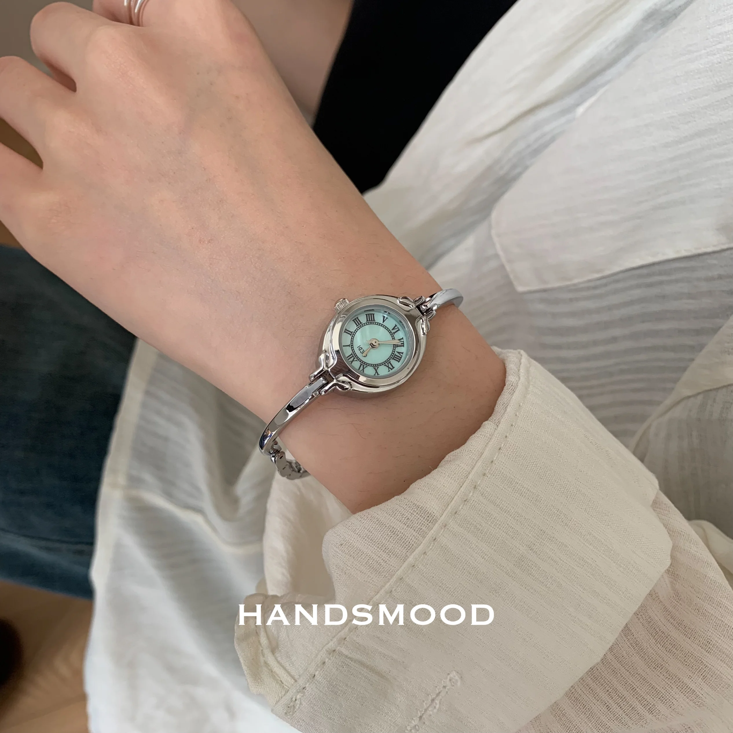 Luxurywomen's watch simple silver mother of pearl face exquisite small dial fashionable design bracelet chain watch quartz watch 
Luxurywomen's watch simple silver mother of pearl face exquisite small dial fashionable design bracelet chain watch quartz watch