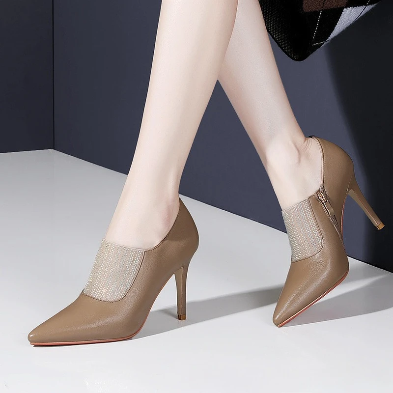 Осенне-зимние новые модные короткие сапоги на высоком каблуке большого размера на тонком каблуке с острым носком и стразами, женские одинарные туфли
Осенне-зимние новые модные короткие сапоги на высоком каблуке большого размера на тонком каблуке с острым носком и стразами, женские одинарные туфли