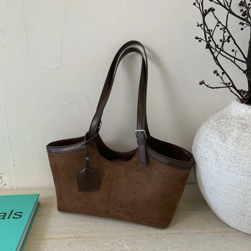 Женская большая сумка премиум-класса из веганской кожи с этической элегантностью и современным минималистским дизайном
Женская большая сумка премиум-класса из веганской кожи с этической элегантностью и современным минималистским дизайном