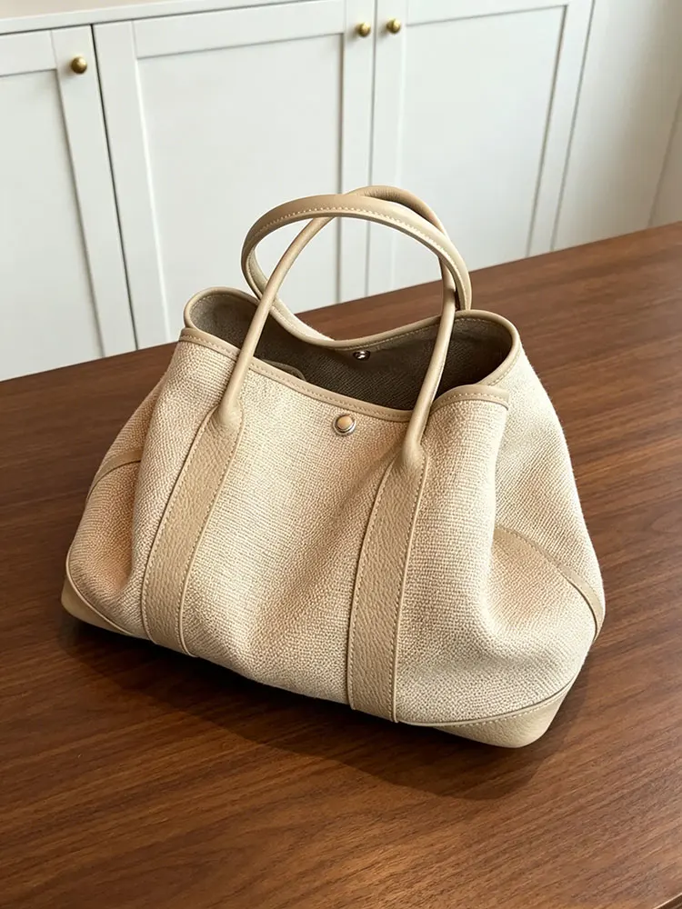 Khaki Canvas Large Capacity Tote Garden Ladies Bag 2026 New High-End Handbag Single Shoulder Crossbody Bag for Summer
Khaki Canvas Large Capacity Tote Garden Ladies Bag 2026 New High-End Handbag Single Shoulder Crossbody Bag for Summer