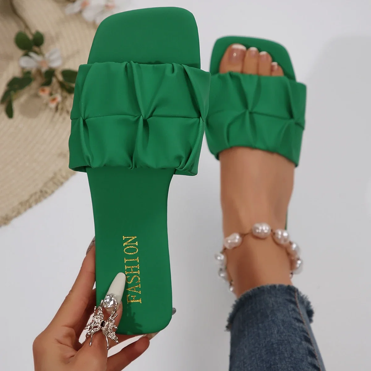 Women Pleated Slippers Korean Designer Shoes Trend Flat Outdoor Flat Sandals Summer Fashion Lightweight Slippers Slides Women
Women Pleated Slippers Korean Designer Shoes Trend Flat Outdoor Flat Sandals Summer Fashion Lightweight Slippers Slides Women