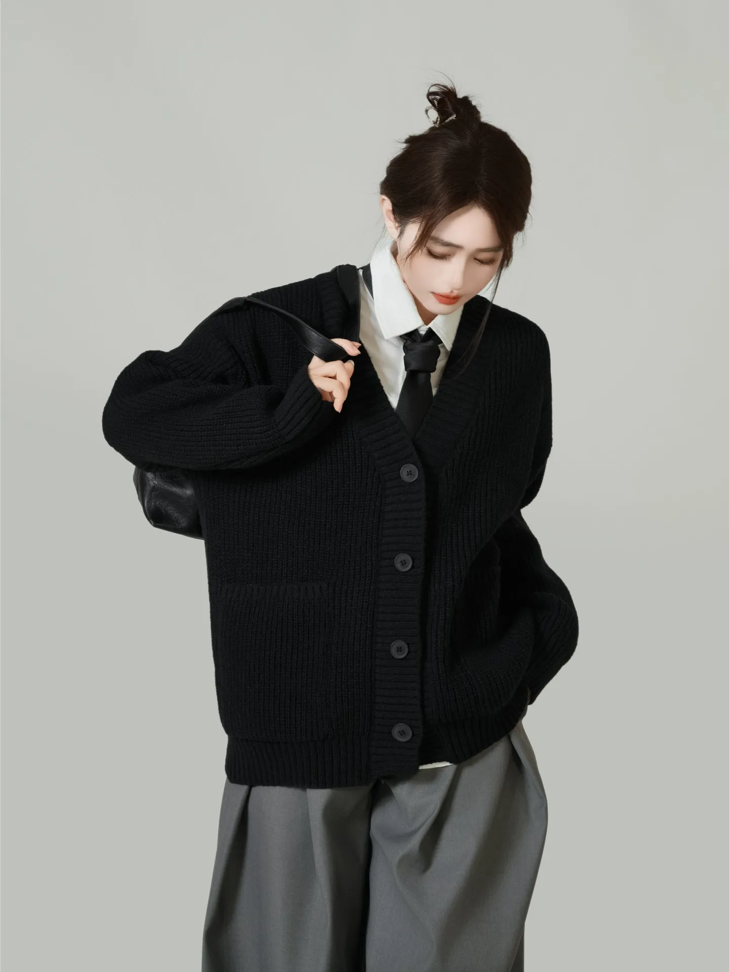 Loose V-neck Knitwear Sweater Unisex Autumn Winter Outerwear Couples Cardigan Lazy Style Dark Color Commute Fashion Warmth
Loose V-neck Knitwear Sweater Unisex Autumn Winter Outerwear Couples Cardigan Lazy Style Dark Color Commute Fashion Warmth