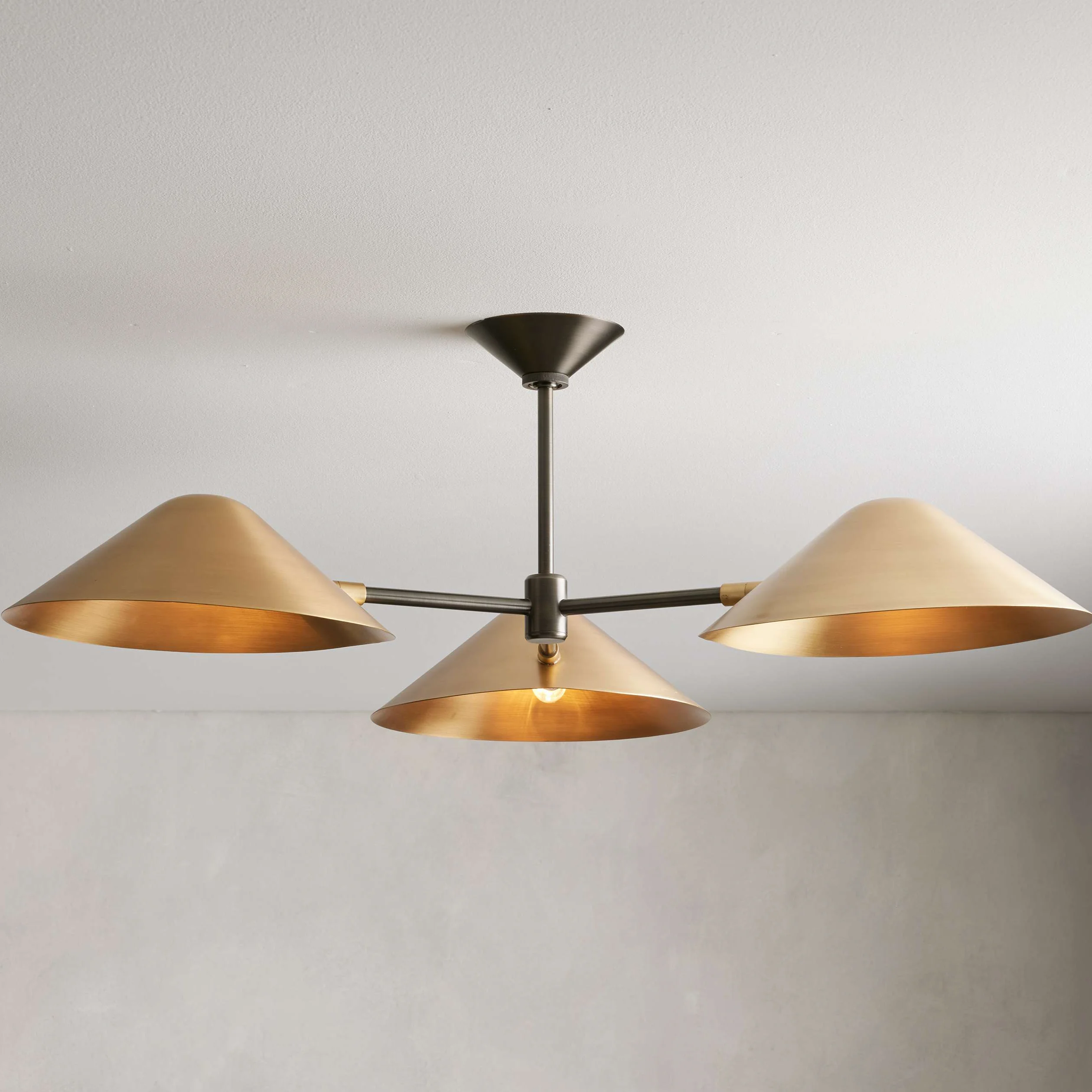 Mid-century Style Two-toned Flushmount Adjustable Arms and Rotating Shades Ceiling Lamp for Living Room Bedroom
Mid-century Style Two-toned Flushmount Adjustable Arms and Rotating Shades Ceiling Lamp for Living Room Bedroom