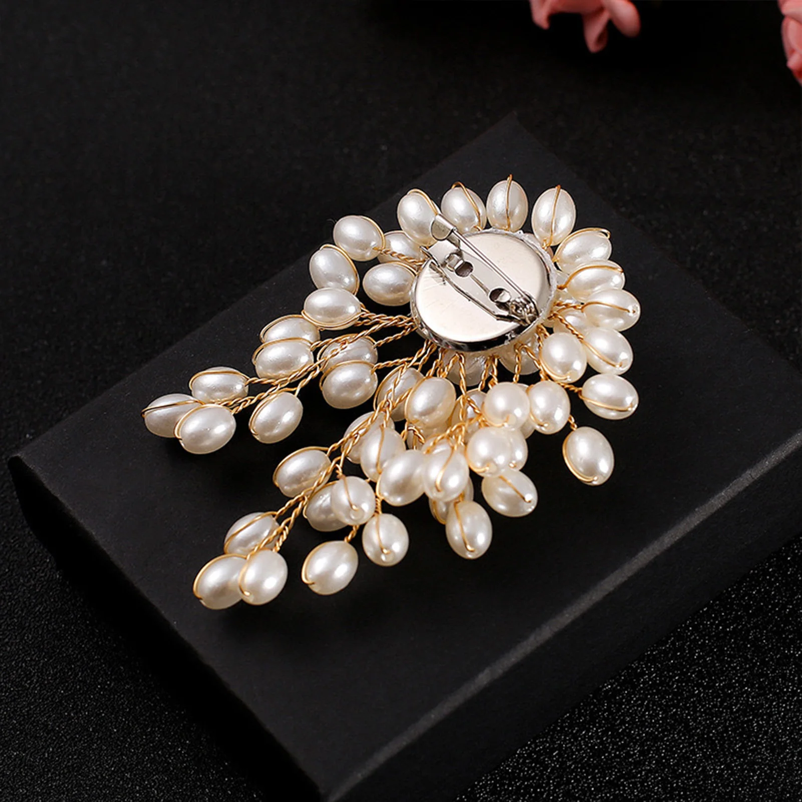 Exquisite Pearl Brooch Imitation Pearl Flower Design Fashion Accessory For Women Men Wedding Decoration Gift Adjustable Pin
Exquisite Pearl Brooch Imitation Pearl Flower Design Fashion Accessory For Women Men Wedding Decoration Gift Adjustable Pin