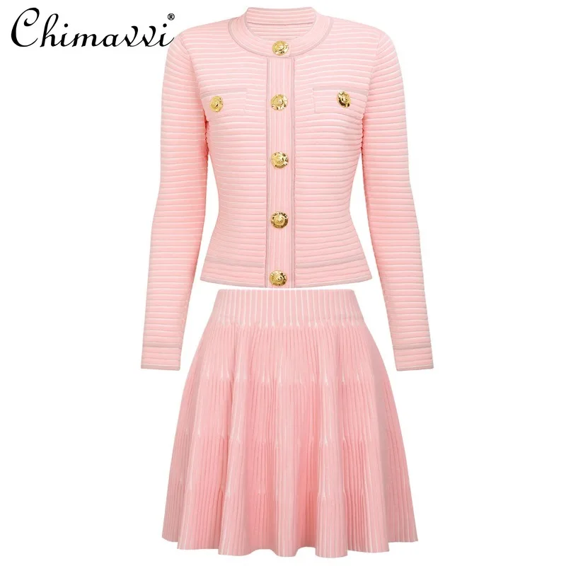 Осенне-зимний новый модный классический высококачественный кардиган с длинными рукавами, трикотаж + юбка, комплект для женщин, элегантный комплект из двух предметов
Осенне-зимний новый модный классический высококачественный кардиган с длинными рукавами, трикотаж + юбка, комплект для женщин, элегантный комплект из двух предметов