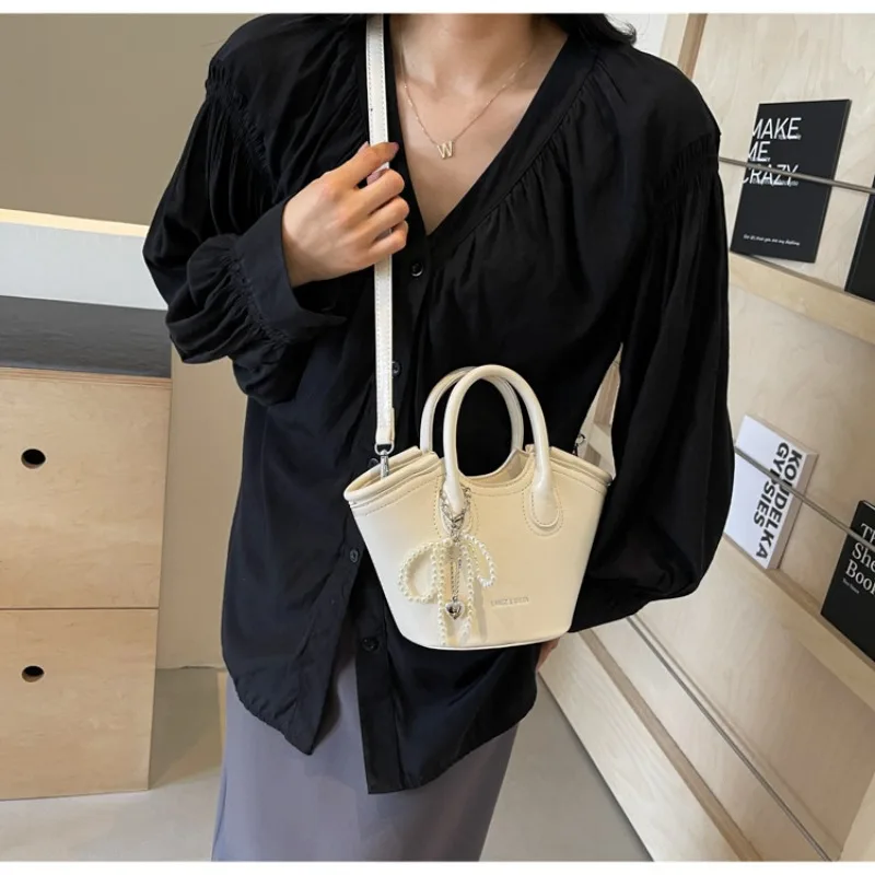 Korean Version Handbag for Women New Fashion Simple Bucket Bag Niche Design Single-shoulder Crossbody Bag Luxury High-end Bolsas
Korean Version Handbag for Women New Fashion Simple Bucket Bag Niche Design Single-shoulder Crossbody Bag Luxury High-end Bolsas