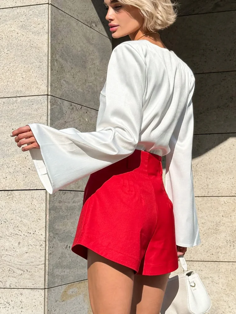 Women Elegant Full Sleeve V-neck Shirt Casual Solid Flared Sleeves Button-up Loose Blouse 2026 New Spring Autumn Commute Wears
Women Elegant Full Sleeve V-neck Shirt Casual Solid Flared Sleeves Button-up Loose Blouse 2026 New Spring Autumn Commute Wears