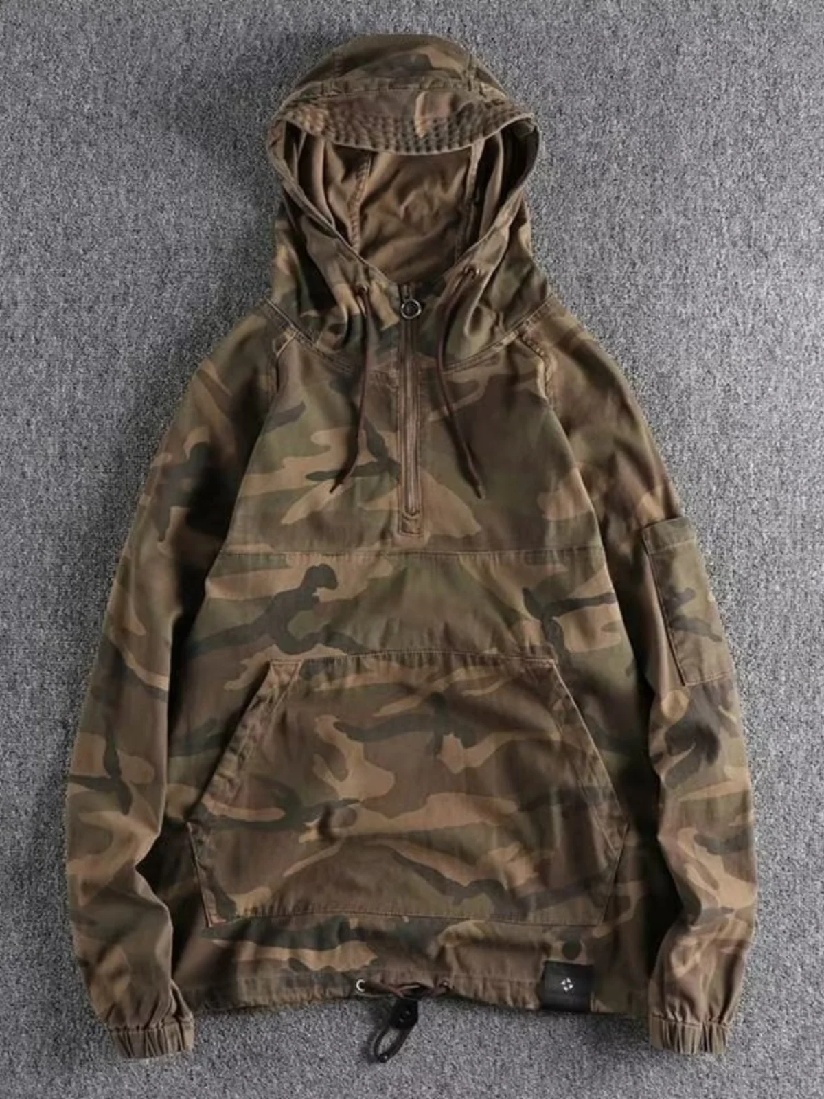 Камуфляжная куртка с капюшоном, уличная рабочая одежда, американское повседневное функциональное пальто на молнии, осень-зима, молодежный модный тренд
Камуфляжная куртка с капюшоном, уличная рабочая одежда, американское повседневное функциональное пальто на молнии, осень-зима, молодежный модный тренд