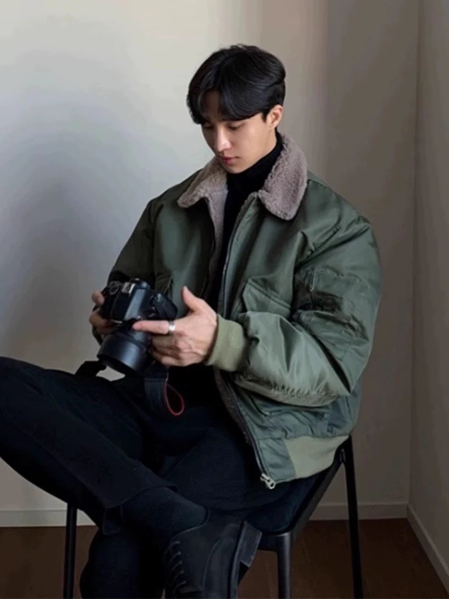 een Lamb Fur Collar Men's Cotton Jaet Baseball Sle Pilot Coat Warm Thiened Long Sve ort Length Zipper Closure
een Lamb Fur Collar Men's Cotton Jaet Baseball Sle Pilot Coat Warm Thiened Long Sve ort Length Zipper Closure