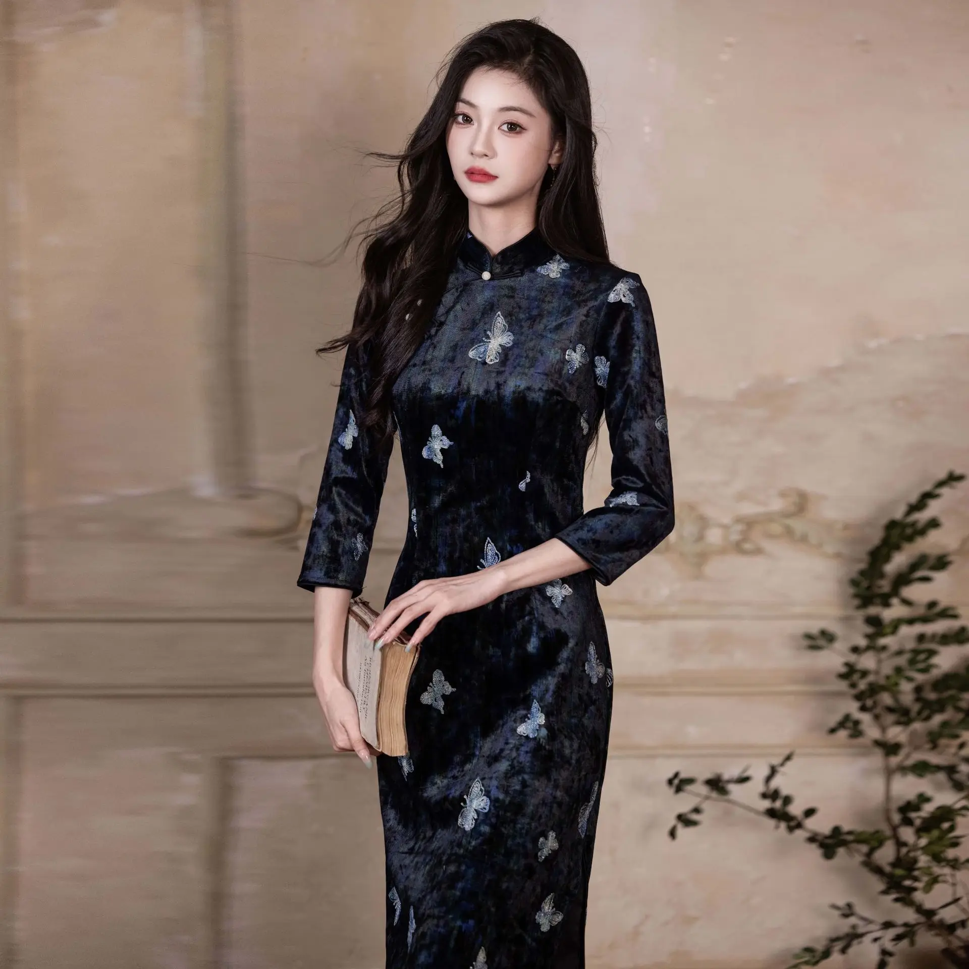 Старый Шанхайский молодой длинный воротник-стойка Qipao, новинка 2023 года, осеннее элитное платье в винтажном стиле для женщин, Cheongsam
Старый Шанхайский молодой длинный воротник-стойка Qipao, новинка 2023 года, осеннее элитное платье в винтажном стиле для женщин, Cheongsam