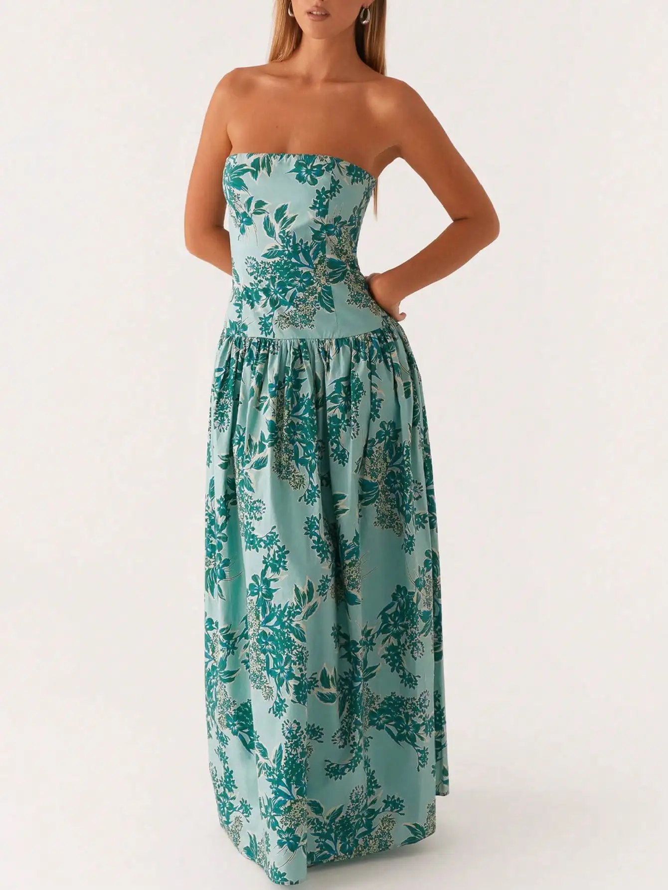 Платье макси без бретелек с цветочным принтом, заниженной талией и драпированным лифом
Платье макси без бретелек с цветочным принтом, заниженной талией и драпированным лифом