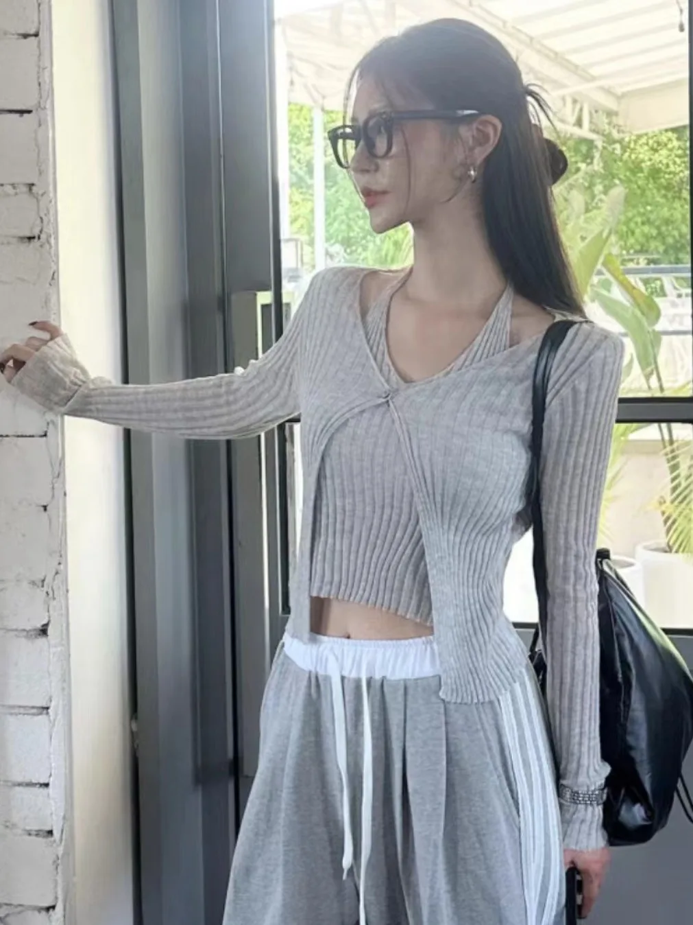 Chic Autumn Pure Desire V-Ne Hanging Ne Splice Fake Two-Piece Design Knitted Long Sve Women's Sweater Striped Pattern 
Chic Autumn Pure Desire V-Ne Hanging Ne Splice Fake Two-Piece Design Knitted Long Sve Women's Sweater Striped Pattern