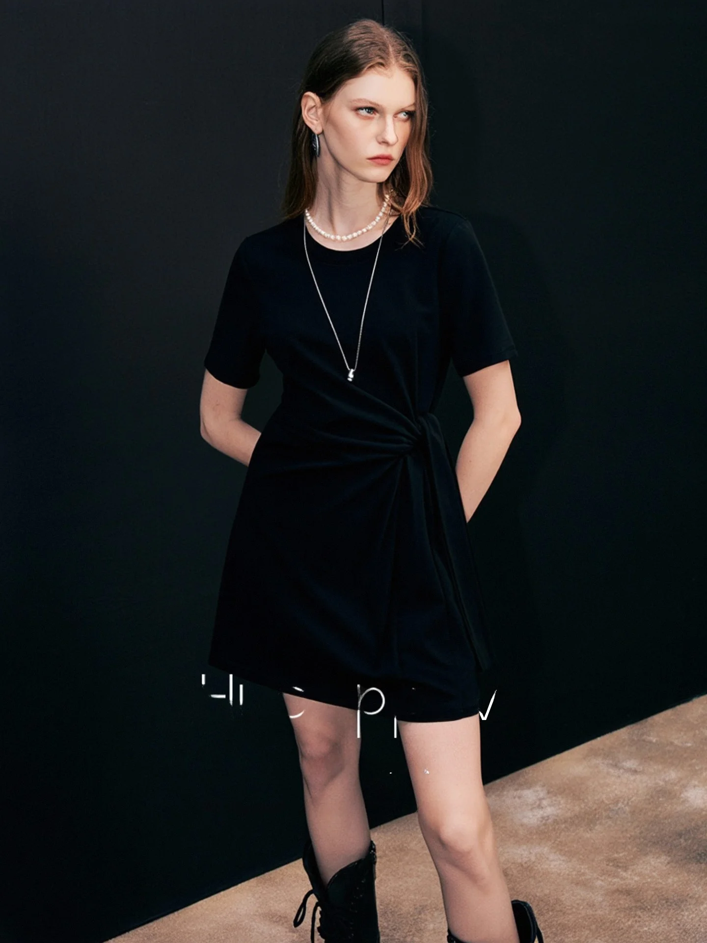 Elegant Black Dress Huaappuw Summer 2026 Shoulder Baring Waist Cinched Short A-Line Skirt French Style Splice Color Block
Elegant Black Dress Huaappuw Summer 2026 Shoulder Baring Waist Cinched Short A-Line Skirt French Style Splice Color Block